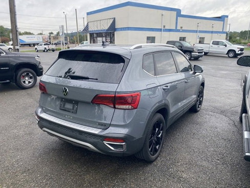 Used 2022 Volkswagen Taos SE w/ Panoramic Sunroof Package image 2