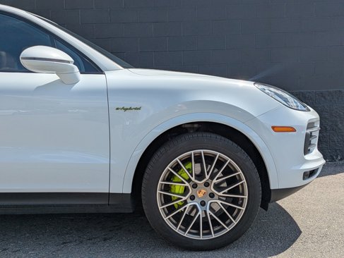Certified 2023 Porsche Cayenne Platinum Edition image 12