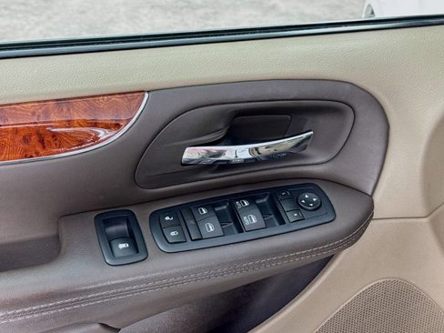 Used 2016 Chrysler Town & Country Touring image 20