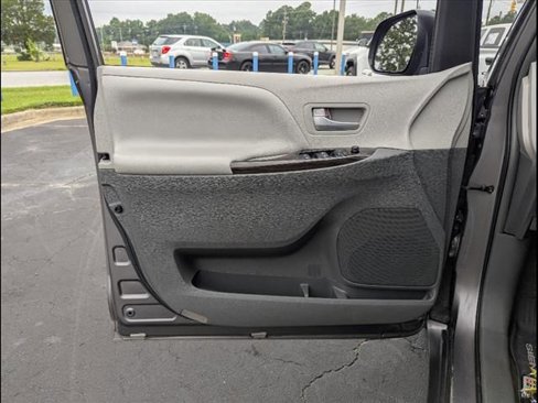 Used 2016 Toyota Sienna XLE image 9