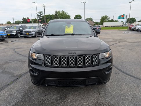 Used 2017 Jeep Grand Cherokee Altitude image 3