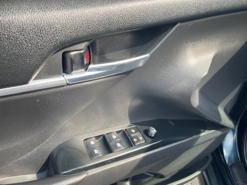 Used 2018 Toyota Camry SE image 9