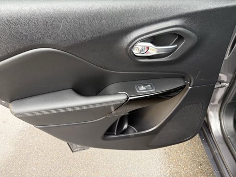 Used 2023 Jeep Cherokee Altitude Lux image 29