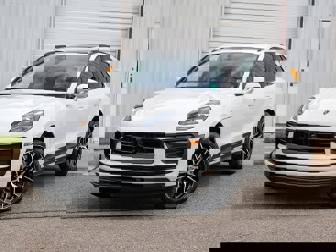 Certified 2025 Porsche Macan image 1