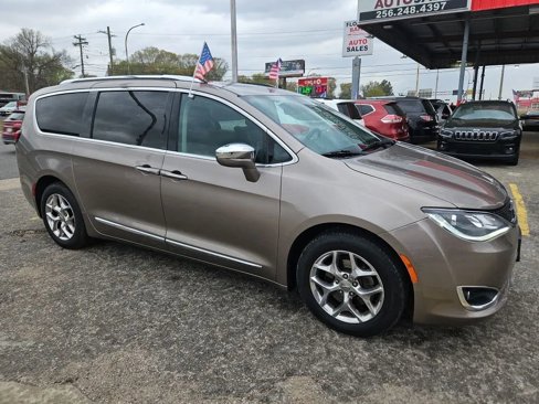 Used 2017 Chrysler Pacifica Limited w/ UConnect Theater Package image 1
