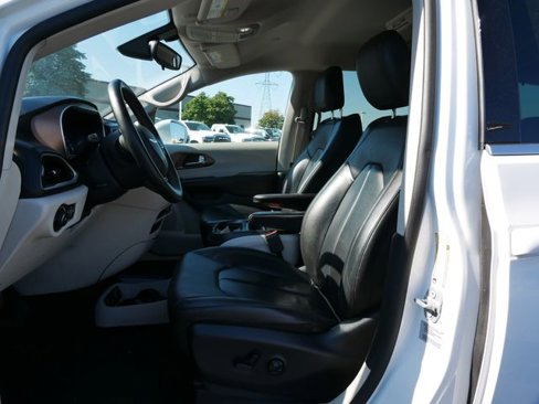 Used 2017 Chrysler Pacifica Touring-L image 13