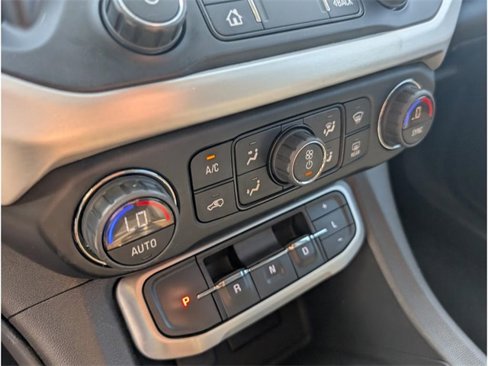 Used 2022 GMC Acadia SLE image 22