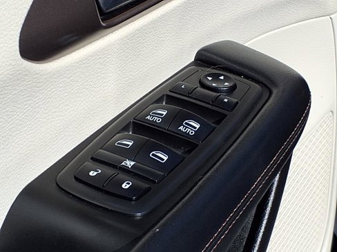 Used 2019 Chrysler Pacifica Touring-L image 22