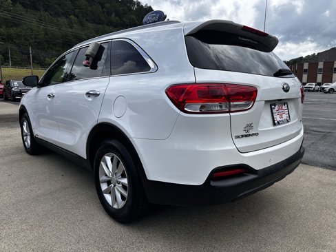 Used 2017 Kia Sorento LX w/ LX Convenience Package image 3
