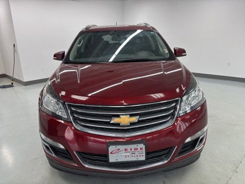 Used 2017 Chevrolet Traverse LT w/ Style and Technology Package image 3