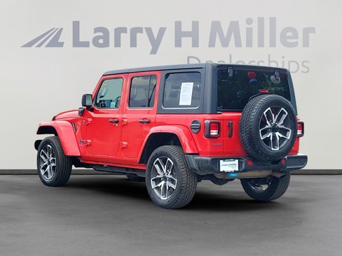 Used 2024 Jeep Wrangler Unlimited image 3