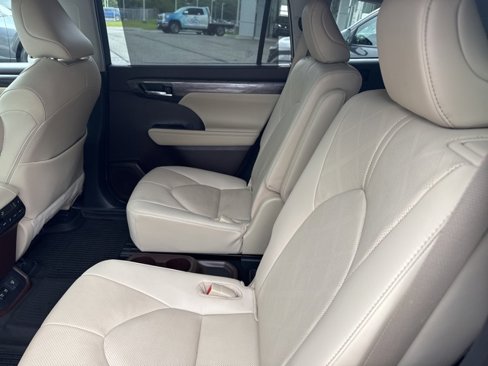 Used 2021 Toyota Highlander Platinum image 10