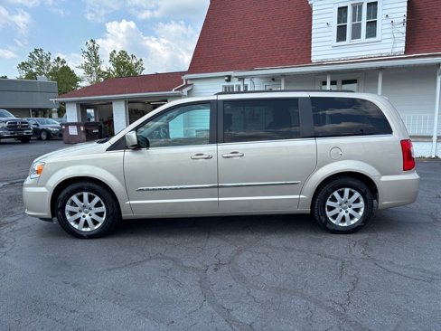 Used 2015 Chrysler Town & Country Touring image 4