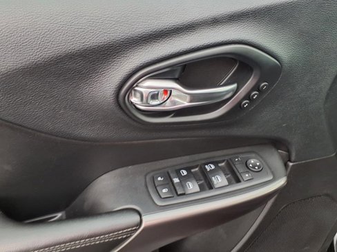 Used 2019 Jeep Cherokee Limited image 11