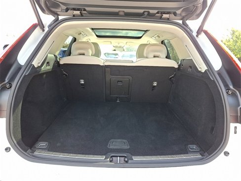 Used 2024 Volvo XC60 B5 Plus image 29