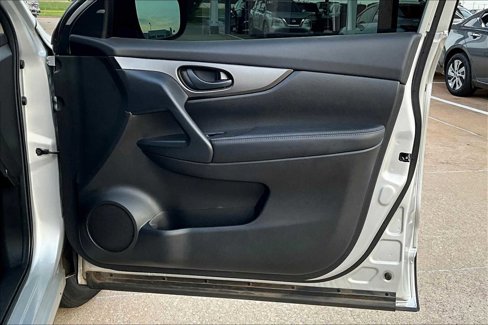 Used 2020 Nissan Rogue Sport S image 24