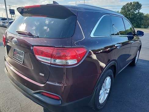 Used 2017 Kia Sorento LX w/ LX Convenience Package image 3