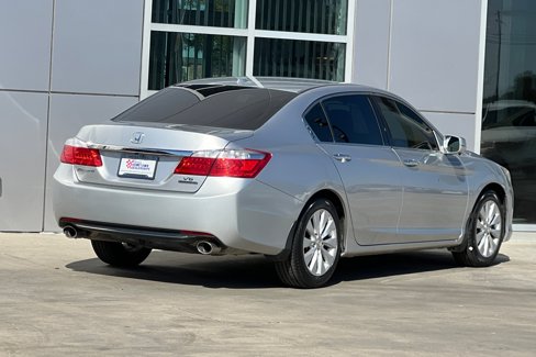 Used 2015 Honda Accord Touring image 4