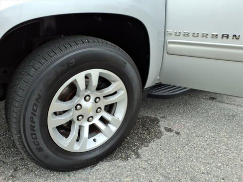 Used 2013 Chevrolet Suburban LT image 36