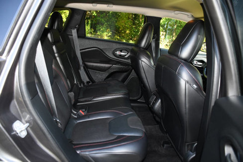 Used 2016 Jeep Cherokee Trailhawk w/ Cold Weather Group image 18