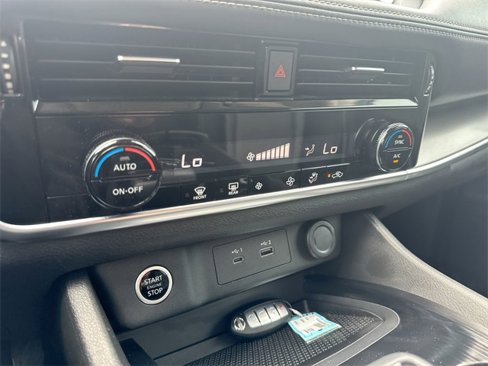 Used 2021 Nissan Rogue SV image 21