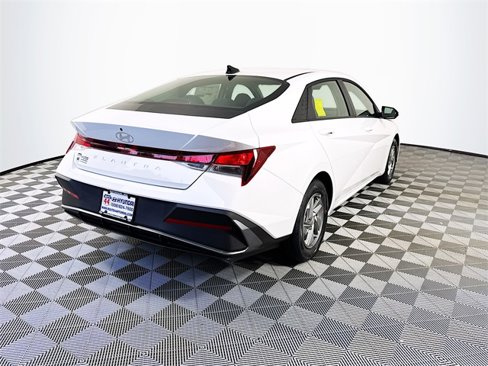 New 2025 Hyundai Elantra SE image 4