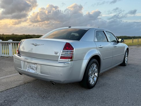 Used 2007 Chrysler 300 C w/ Luxury Group II image 4