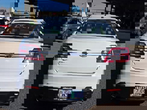 Used 2016 Ford Taurus SE image 4