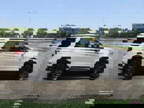 Certified 2022 Ford Explorer XLT w/ Equipment Group 202A image 5