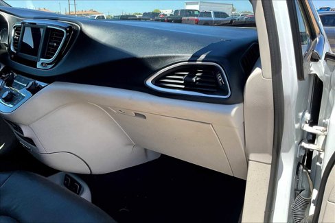Used 2020 Chrysler Pacifica Touring-L image 17