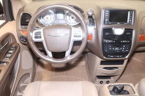 Used 2013 Chrysler Town & Country Touring image 22