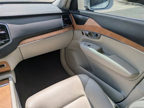Certified 2022 Volvo XC90 T6 Momentum w/ Advanced Package image 16