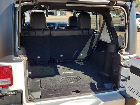 Used 2015 Jeep Wrangler Unlimited Sahara w/ Connectivity Group image 8