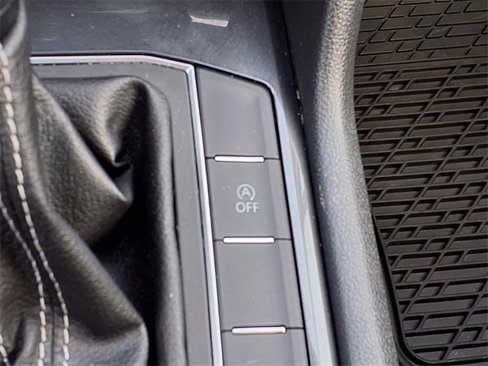 Used 2021 Volkswagen Tiguan SE w/ Panoramic Sunroof Package image 7