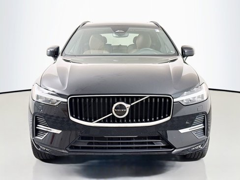 Used 2022 Volvo XC60 B5 Momentum image 2