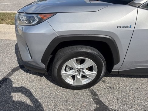 Used 2021 Toyota RAV4 XLE w/ Convenience Package image 3