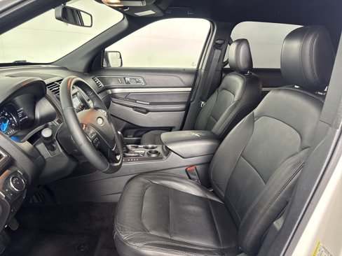 Used 2018 Ford Explorer XLT w/ Equipment Group 202A image 14