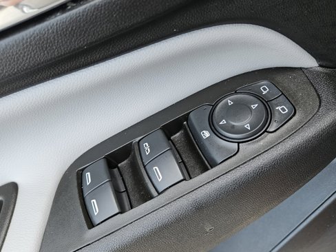 Used 2023 Chevrolet Equinox LS image 33