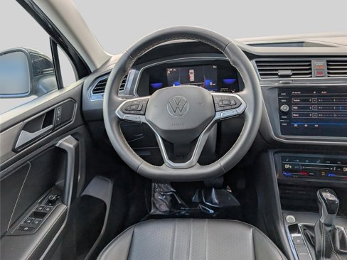 Used 2023 Volkswagen Tiguan SE image 17
