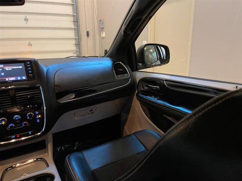Used 2019 Dodge Grand Caravan SXT image 10