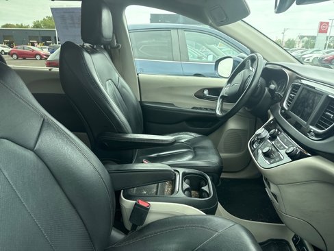 Used 2019 Chrysler Pacifica Touring-L image 5