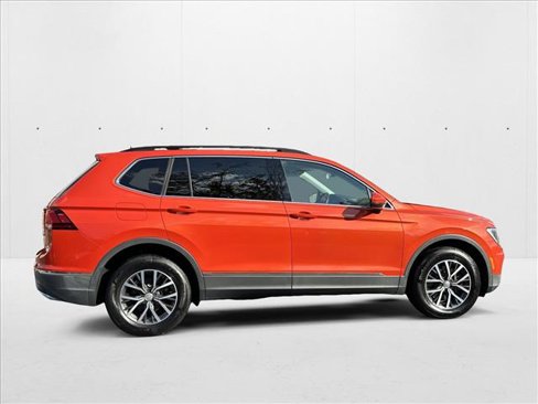 Used 2018 Volkswagen Tiguan SE w/ Panoramic Sunroof Package image 4