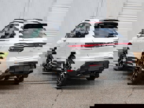 Certified 2025 Porsche Macan image 3