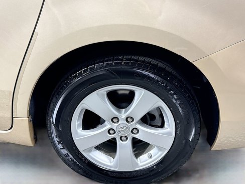 Used 2012 Toyota Sienna LE image 28