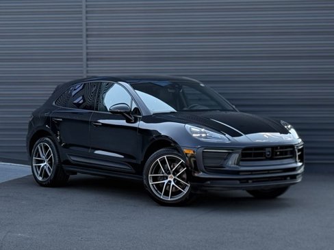 Certified 2025 Porsche Macan image 9