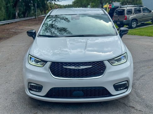 Used 2024 Chrysler Pacifica Touring-L image 9