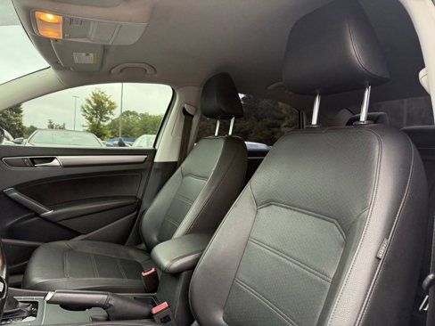 Used 2018 Volkswagen Passat 2.0T R-Line image 18
