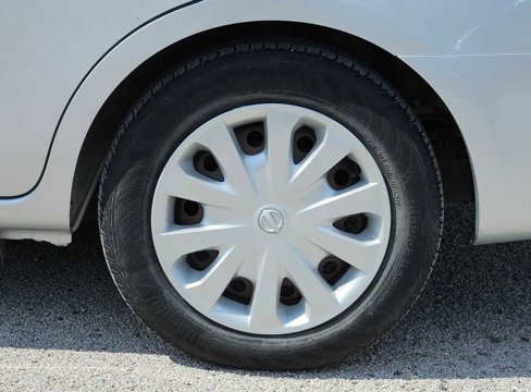 Used 2019 Nissan Versa SV image 13