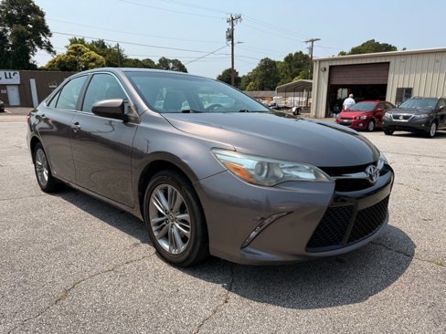 Used 2016 Toyota Camry SE image 3