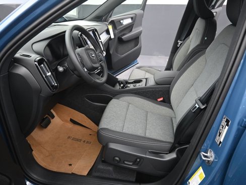 New 2025 Volvo XC40 B5 Core image 12